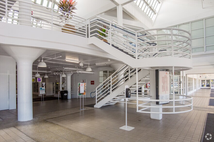 More Photos Of 560 Nimitz Hwy, Honolulu Office For Lease