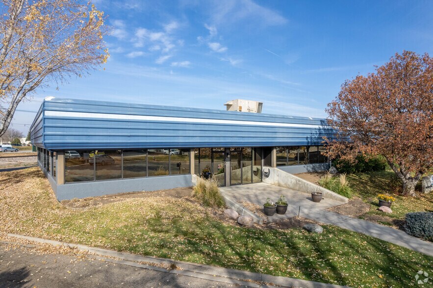 More Photos Of 1822 Sunset Pl, Longmont Light Distribution For Lease