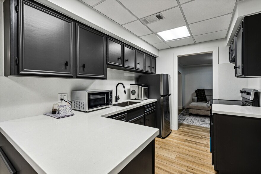 More Photos Of 5703-5705 Edgemoor Dr, Houston Warehouse For Lease