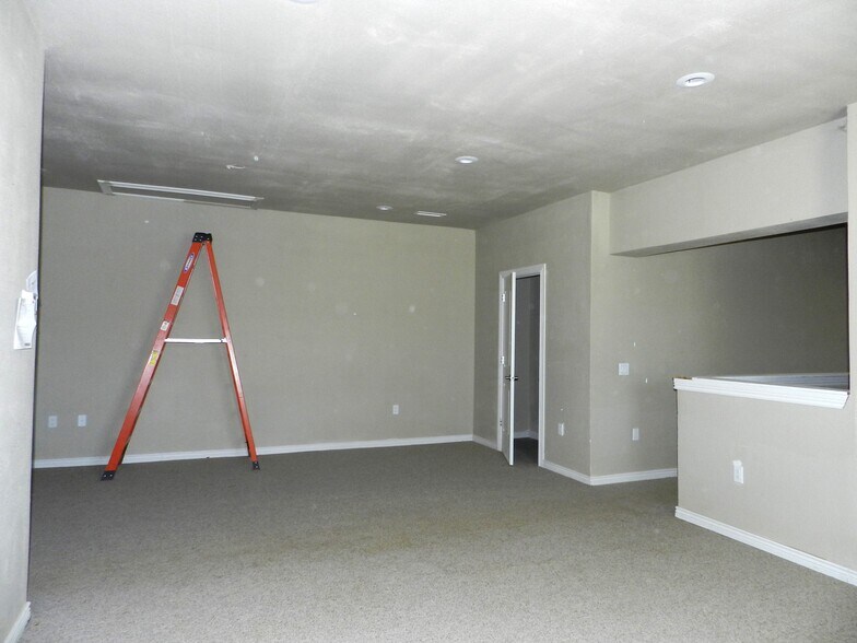 More Photos Of 2520 N River Rd, Olathe Warehouse For Sale