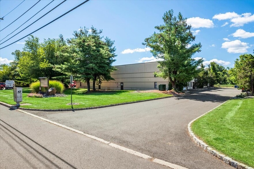 More Photos Of 14 Ilene Ct, Hillsborough Flex For Sale