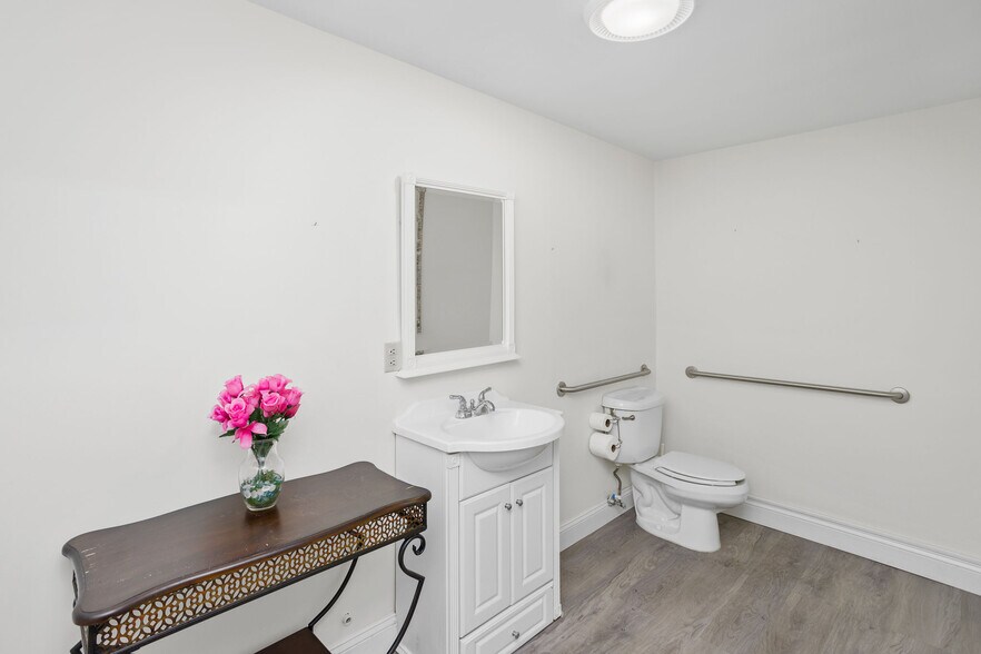 More Photos Of 1702 Mount Holly Rd, Burlington Freestanding For Lease