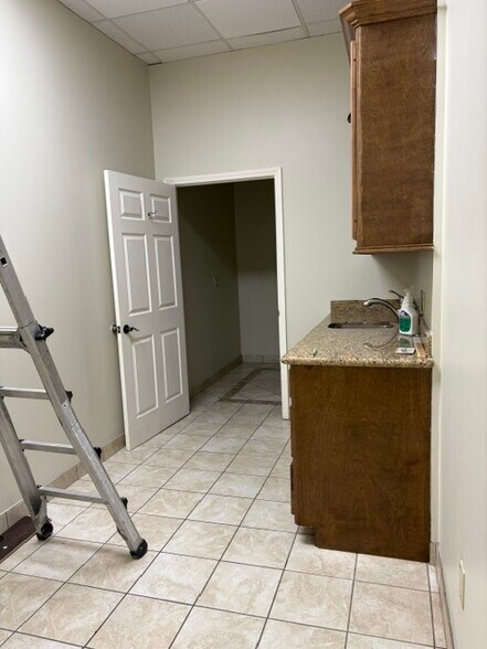 More Photos Of 14056 Southwest Fwy, Sugar Land Unknown For Lease