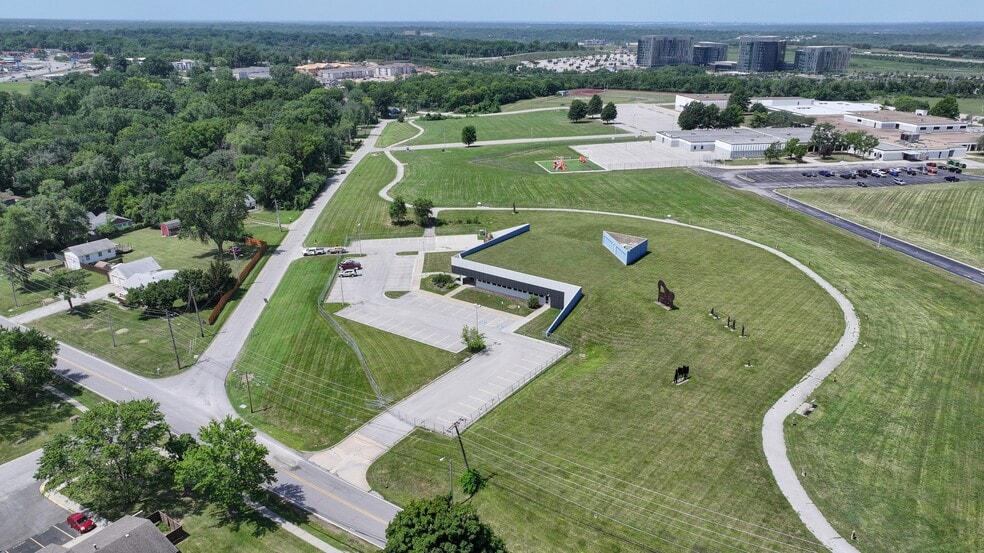 More Photos Of 9000 Old Santa Fe Rd, Kansas City Office For Sale