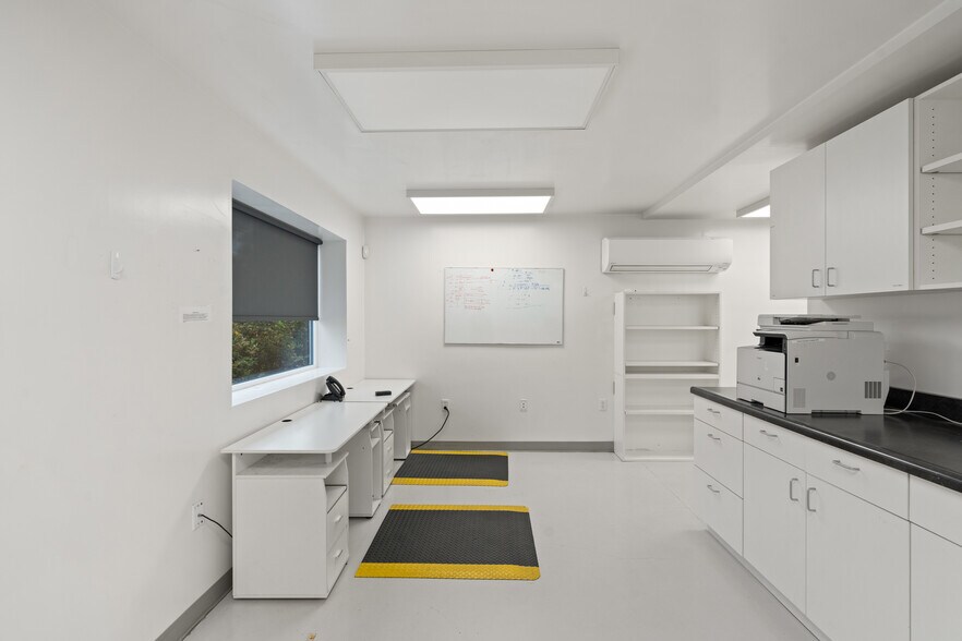 More Photos Of 1388 Antelope Rd, White City Office For Sale