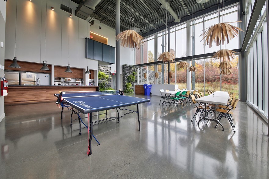 More Photos Of 1645 Boul Lionel-Boulet, Varennes Office For Lease