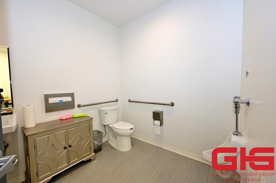 More Photos Of 238-256 W Chestnut Ave, Monrovia Warehouse For Sale