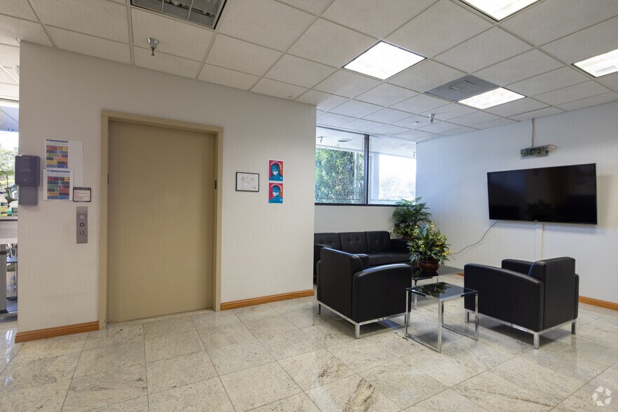 More Photos Of 21310-21314 Lassen St, Chatsworth Warehouse For Lease