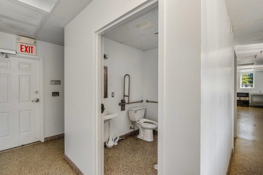More Photos Of 150 Chelsea Harbor Dr, Norwich Restaurant For Lease
