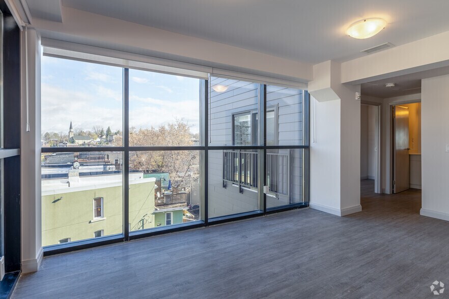 More Photos Of 16 Queen St W, Cambridge Apartments For Lease