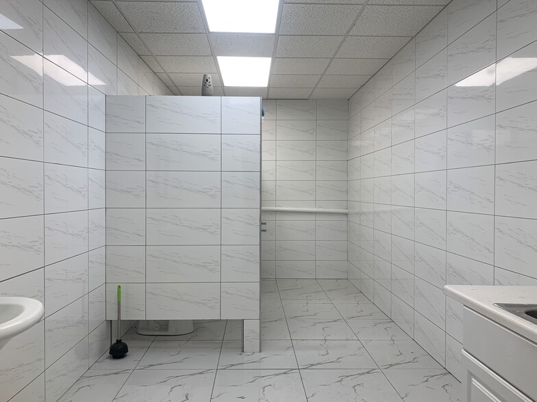 More Photos Of 1385 Seabury Ave, Bronx Warehouse For Lease