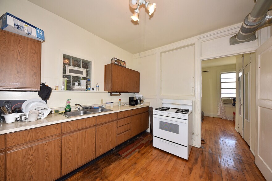 More Photos Of 2670-2672 N Holton St, Milwaukee General Retail For Sale