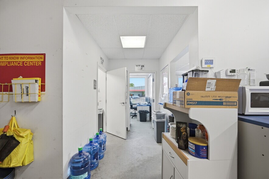 More Photos Of 1429 W Main St, Greenfield Showroom For Lease