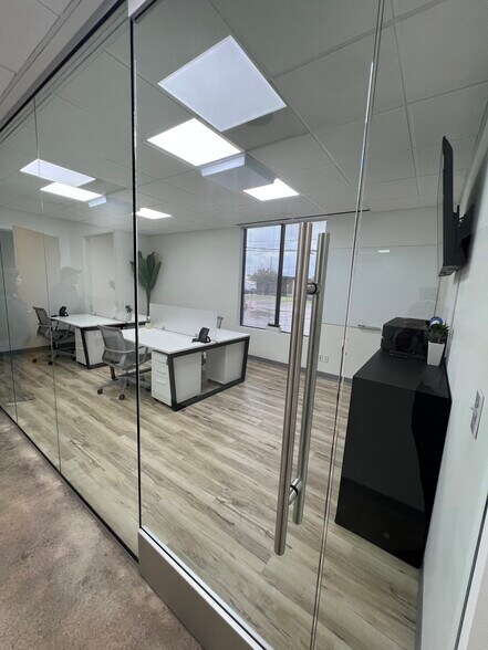 More Photos Of 11150 Morrison, Dallas Showroom For Sale