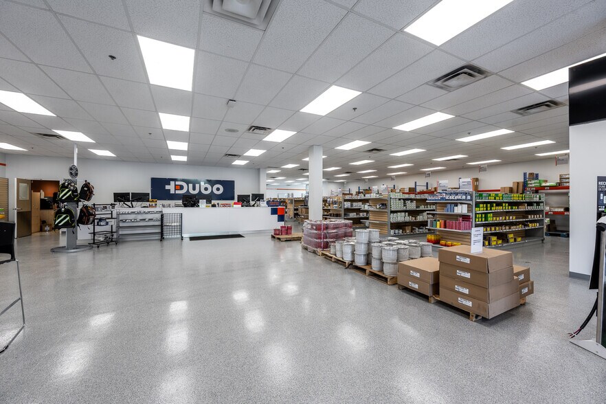 More Photos Of 5780 Rue Ontario E, Montréal Warehouse For Sale