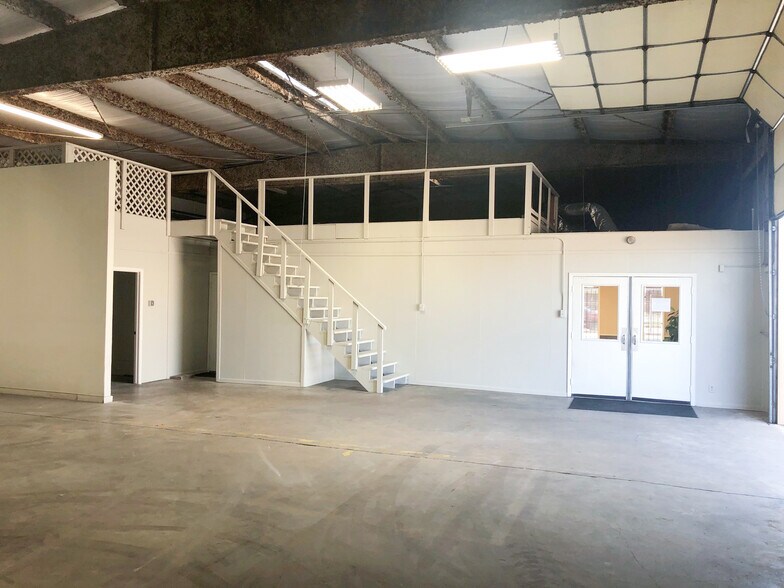 More Photos Of 6616 Brittmoore Rd, Houston Warehouse For Lease