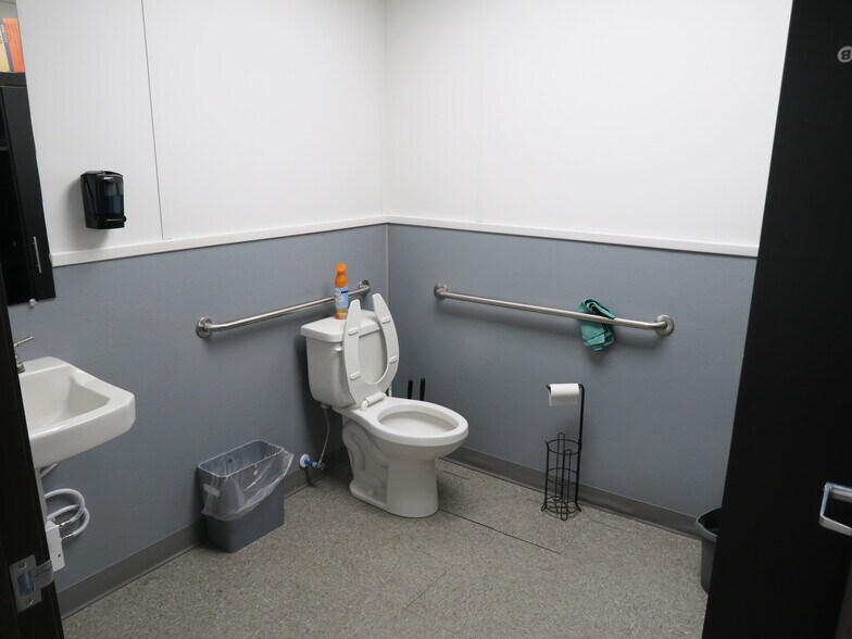 More Photos Of 6011 Skyline Dr, Houston Auto Dealership For Lease