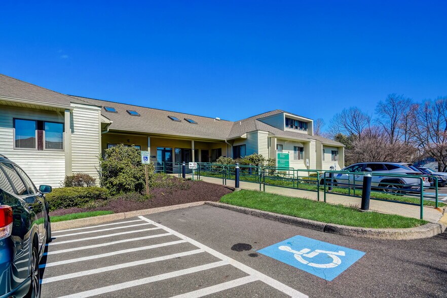 More Photos Of 333 N Oxford Valley Rd, Fairless Hills Medical For Lease