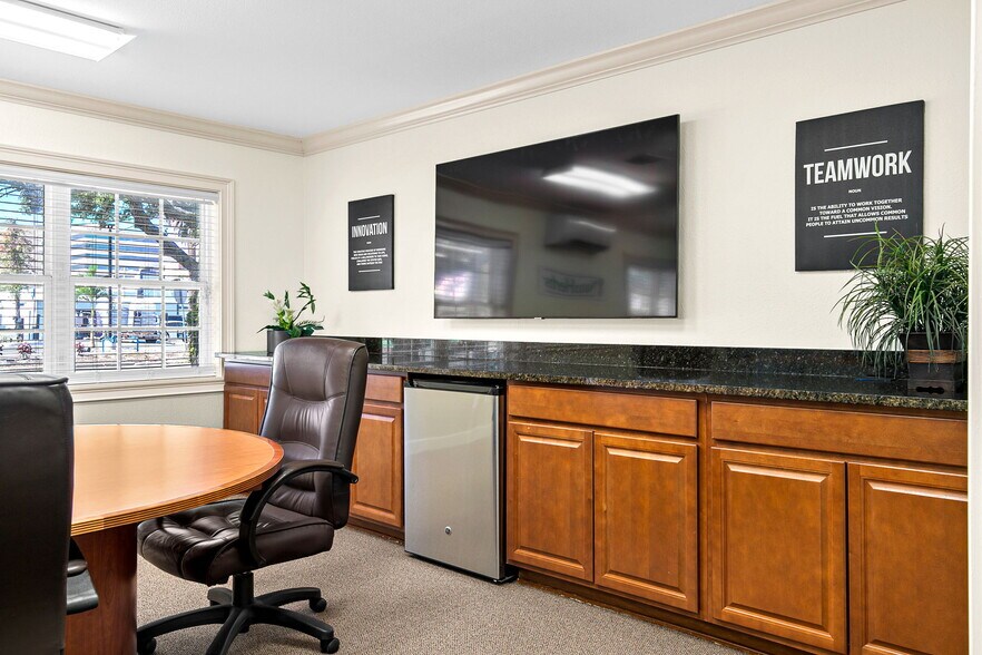 More Photos Of 525 8th St W, Bradenton Office For Sale