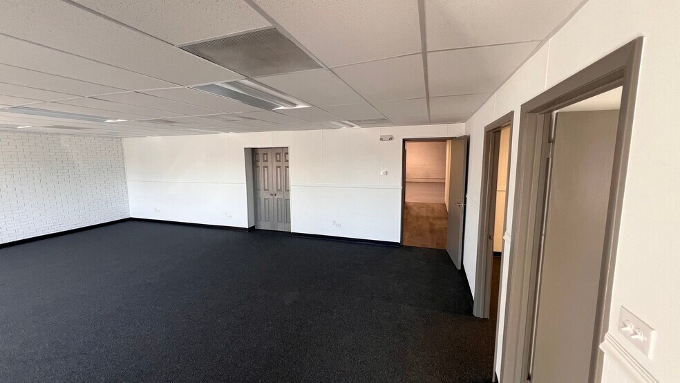 More Photos Of 4700 W 137th St, Crestwood Warehouse For Lease