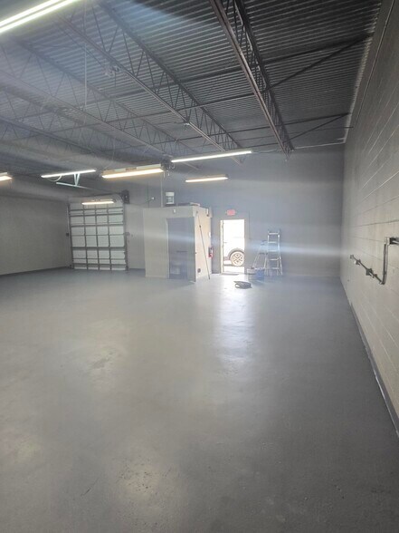 More Photos Of 3245 Fairfield Ave S, Saint Petersburg Manufacturing For Lease