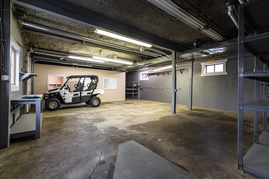 More Photos Of 1613 Chase St, La Crosse Showroom For Lease