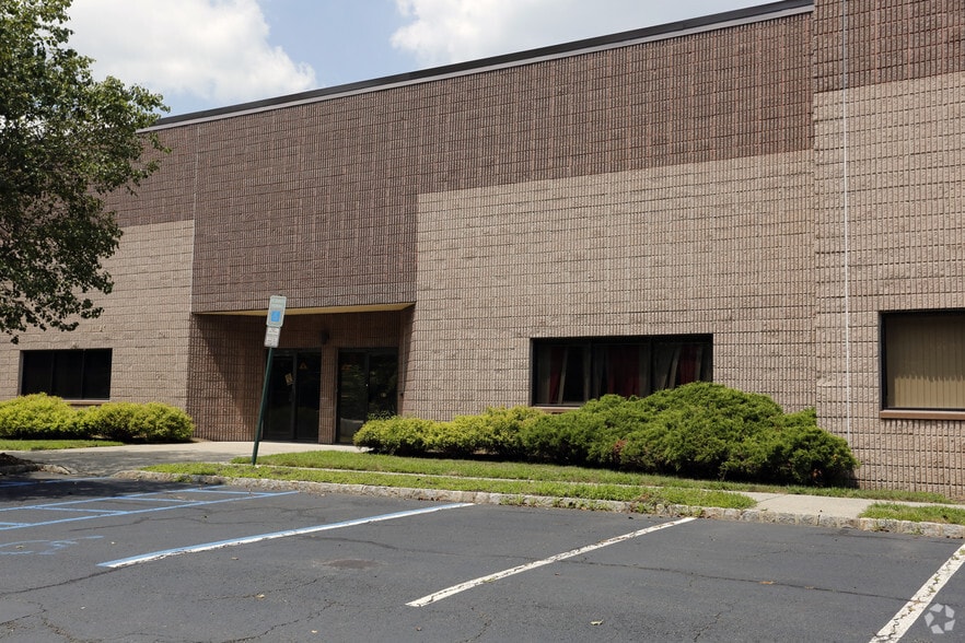 More Photos Of 600 Ryerson Rd, Lincoln Park Warehouse For Lease