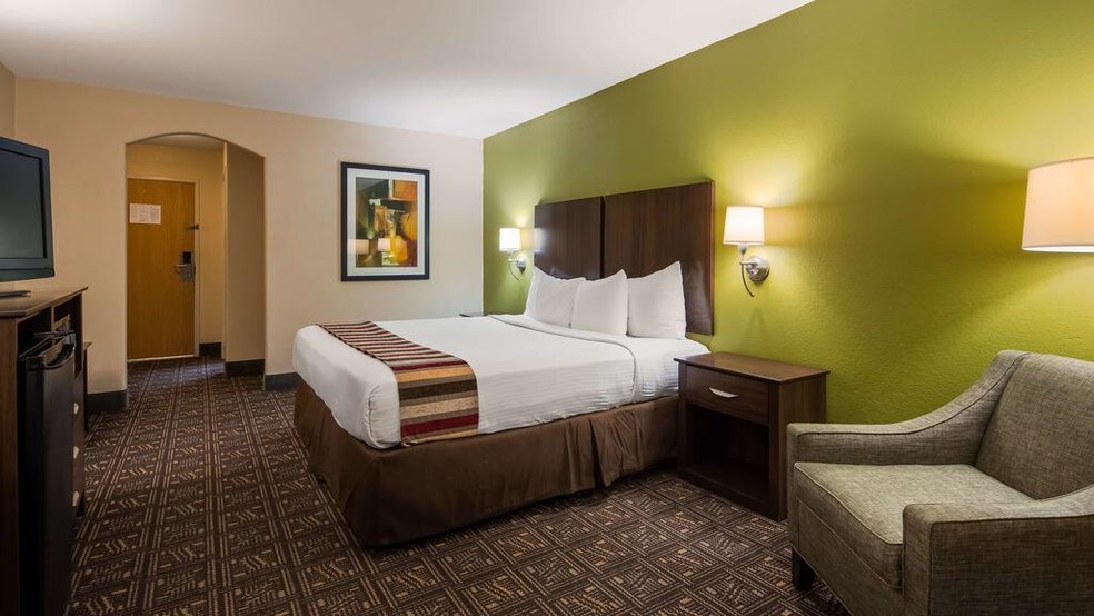 More Photos Of 1422 N Polk St, Rayne Hotel For Sale