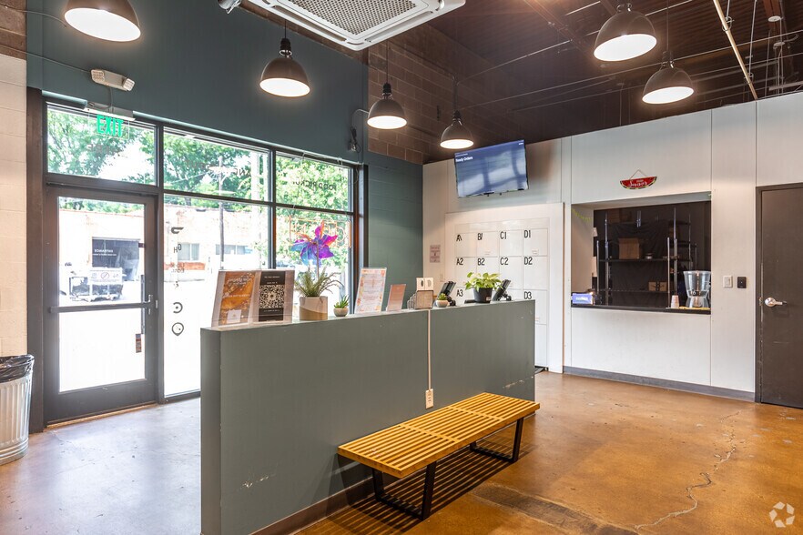 More Photos Of 921 W Commerce St, Dallas Warehouse For Lease