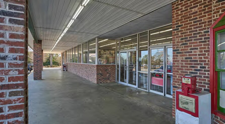 More Photos Of 850 College St, Eastman General Retail For Sale