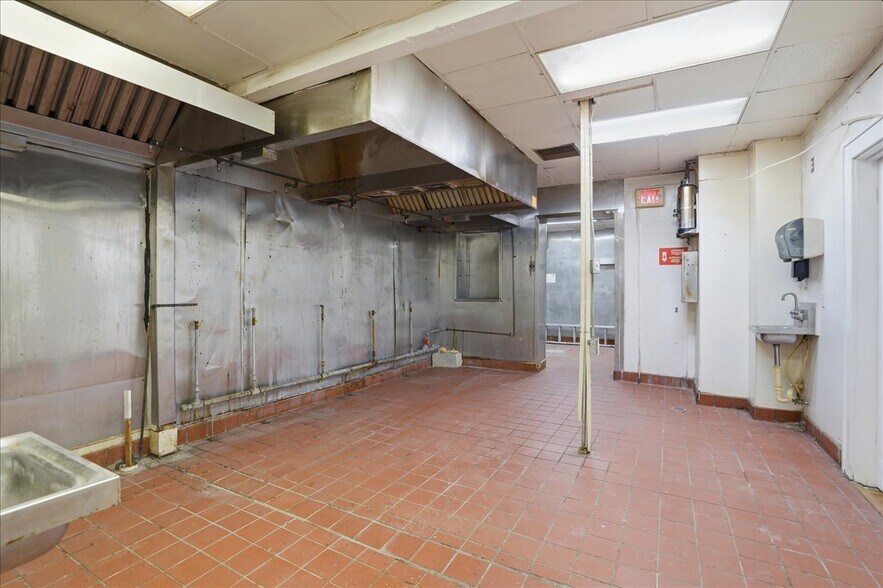 More Photos Of 337 8th Ave W, Palmetto Restaurant For Sale