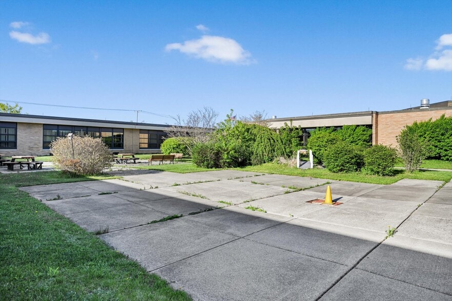 More Photos Of 2835 Mountain View Dr, Bath Office For Sale
