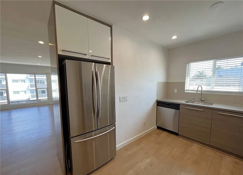 More Photos Of 561 N Sweetzer Ave, Los Angeles Apartments For Sale
