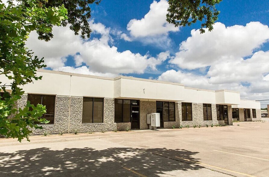 More Photos Of 11127 Shady Trl, Dallas Light Distribution For Sale