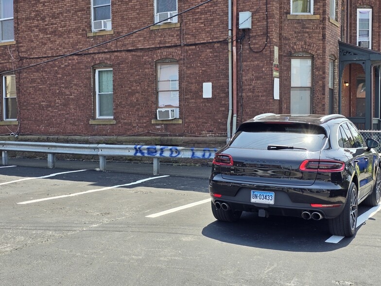 More Photos Of 54 Lawrence St, Hartford Freestanding For Sale