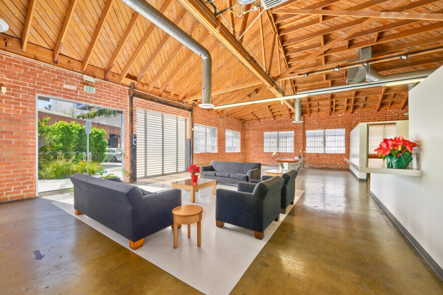 More Photos Of 2201 S Carmelina Ave, Los Angeles Loft Creative Space For Lease