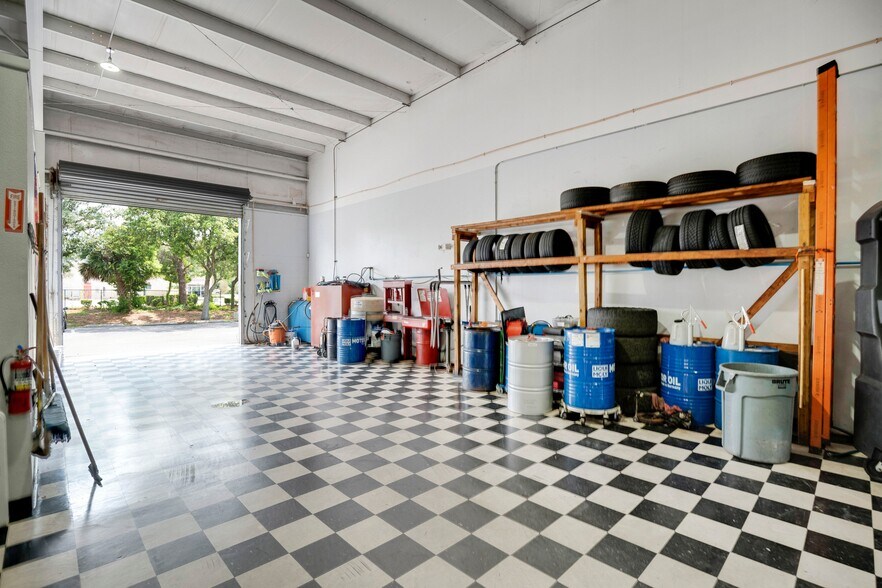 More Photos Of 2350 Us-17-92, Longwood Showroom For Sale
