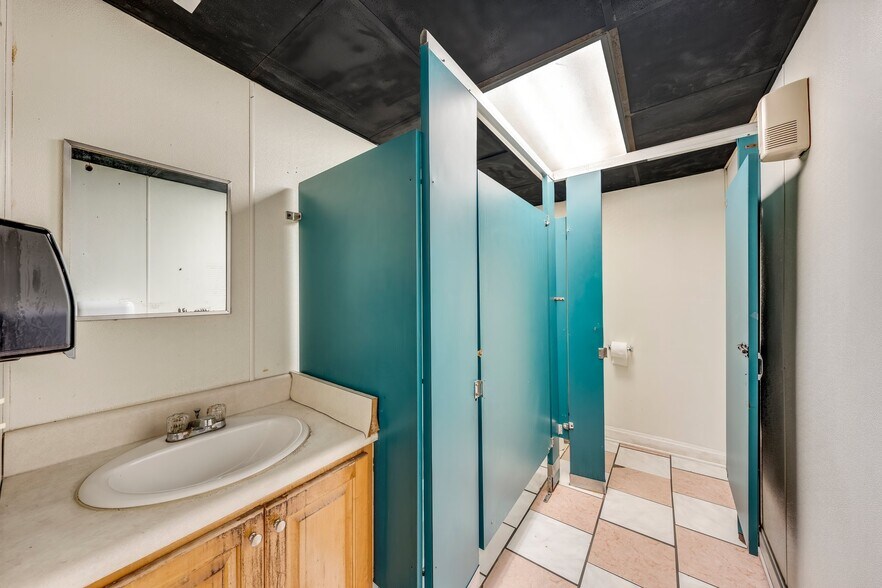 More Photos Of 1623 W 15th St, Panama City Bar For Sale
