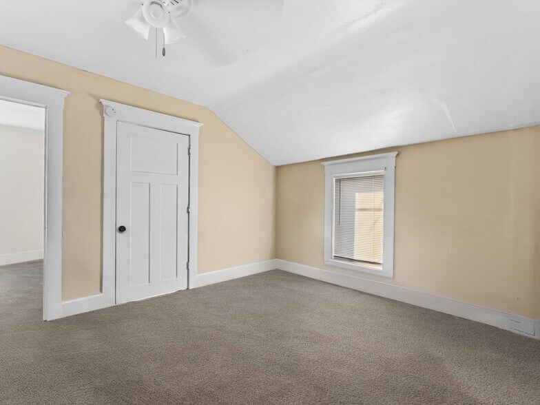 More Photos Of 914 S 10th St, Manitowoc Storefront Retail Residential For Sale