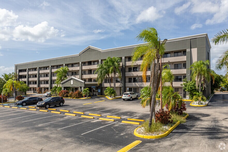 Primary Photo Of 2717 Colonial Blvd, Fort Myers Hotel For Sale