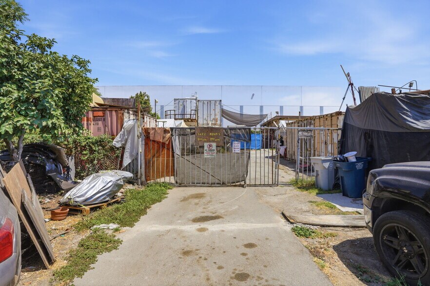 More Photos Of 1635 W 130th St, Gardena Contractor Storage Yard For Sale