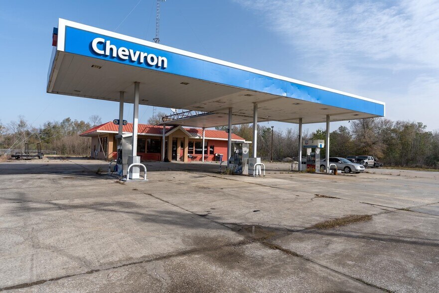 More Photos Of 504 3rd Ave, Fenton Service Station For Sale