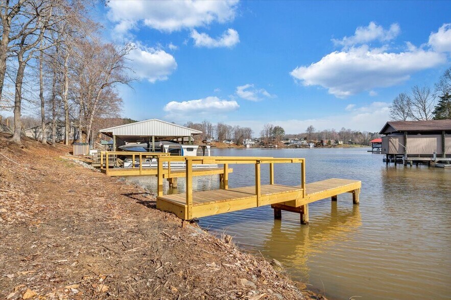 More Photos Of 2200 Old Salem School Rd, Union Hall Marina For Sale