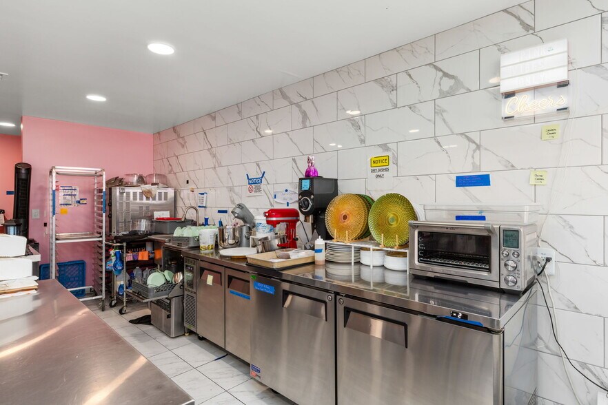 More Photos Of 3341-3343 SE Hawthorne Blvd, Portland Freestanding For Sale