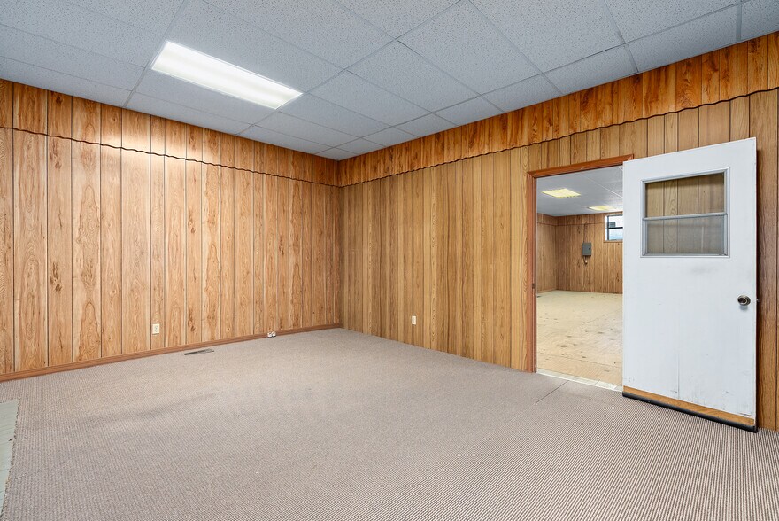 More Photos Of 155 N Broadway Ave, Booneville Storefront For Sale