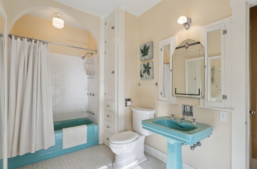 More Photos Of 118 S Walnut St, Troy Showroom For Sale