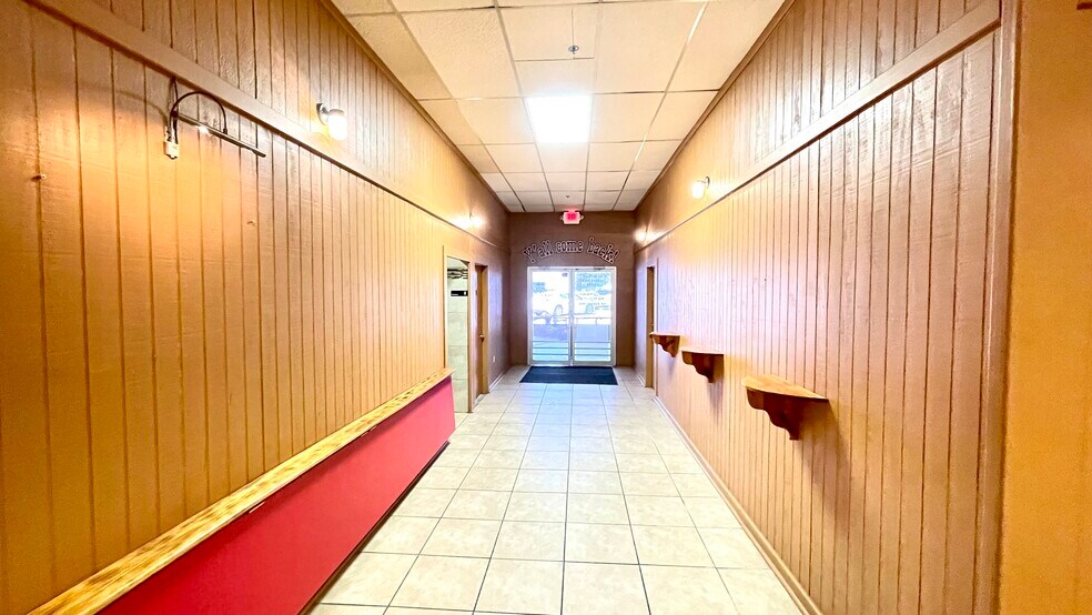 More Photos Of 209 N Washington St, Beeville Bar For Sale