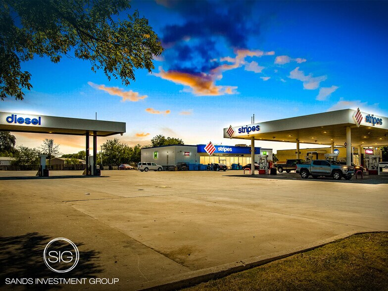 Primary Photo Of 2819 Main st, Uvalde Convenience Store For Sale