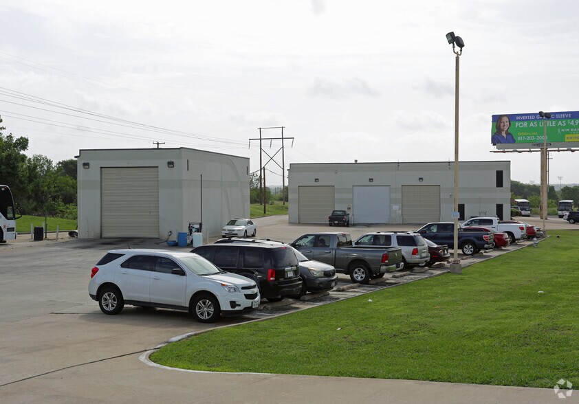 More Photos Of 7301 W Pioneer Pky, Arlington Light Manufacturing For Lease