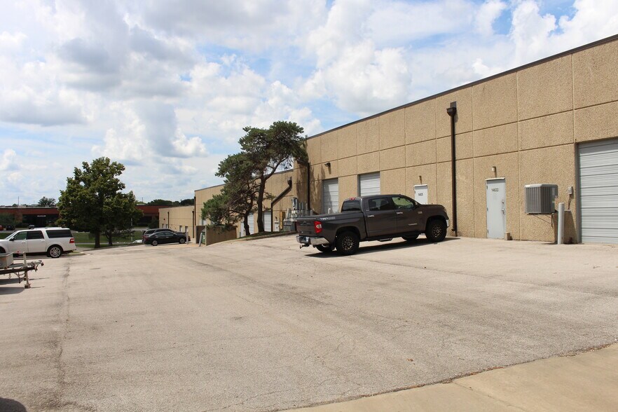 More Photos Of 14631-14651 W 95th St, Lenexa Light Distribution For Lease